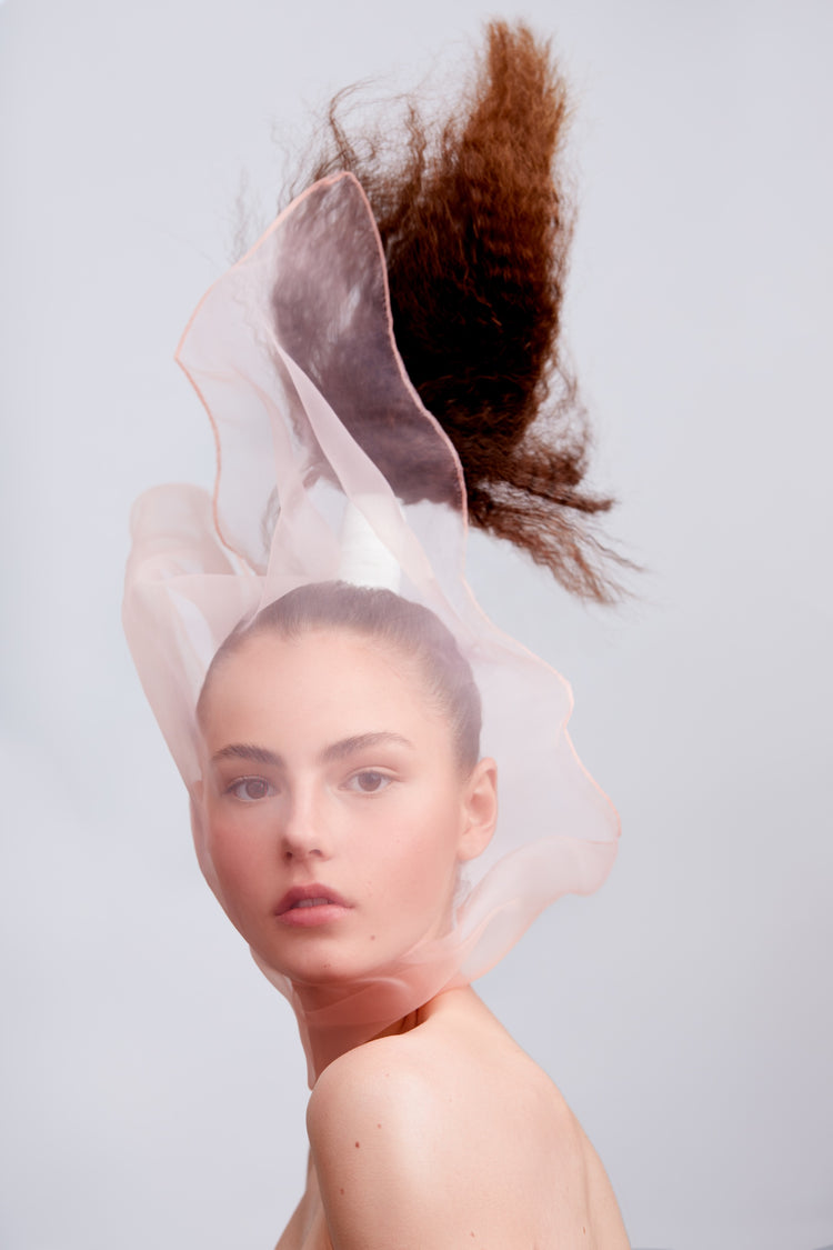 Frau mit fliegenden Haaren und Schleier