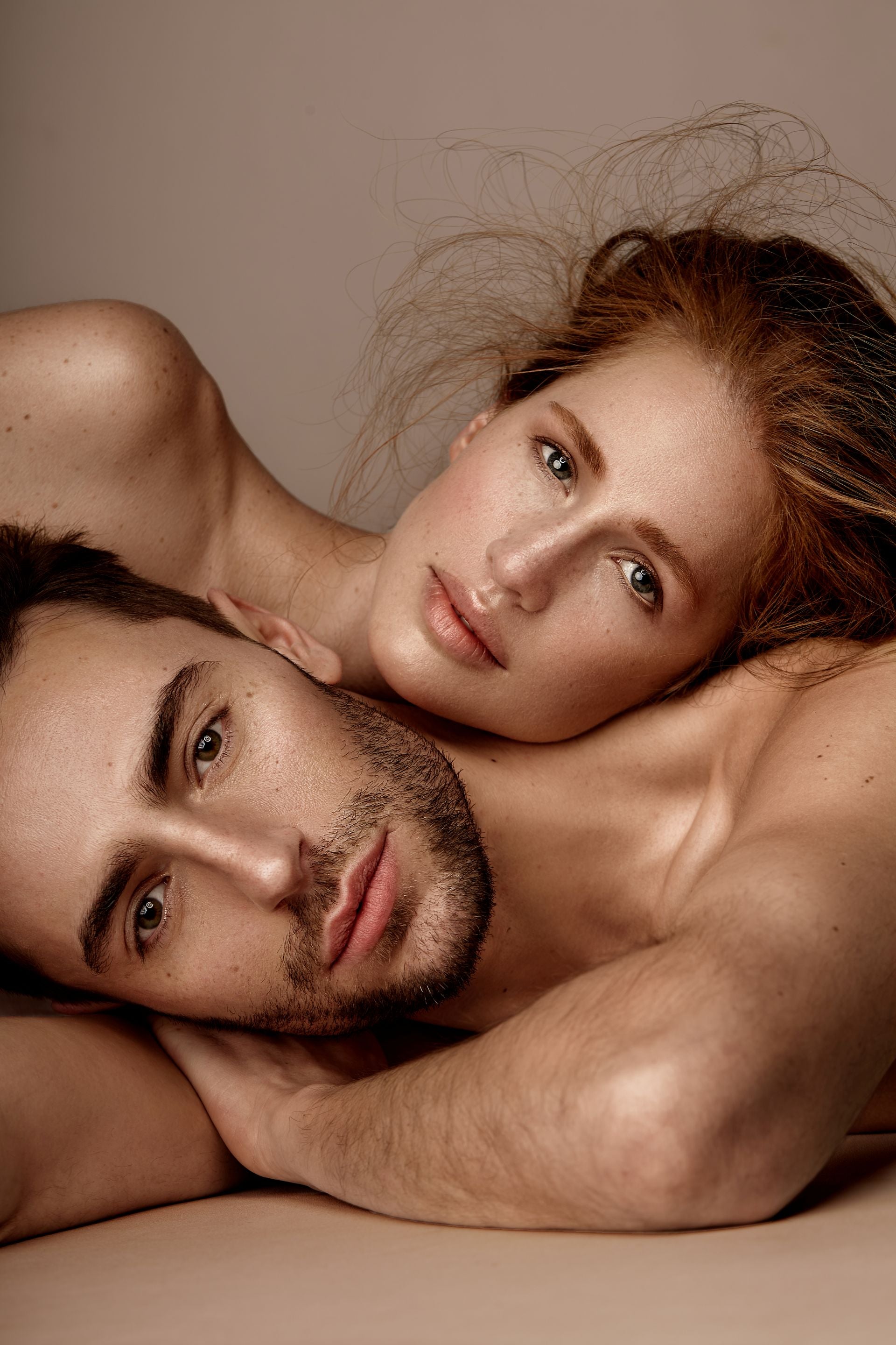 ein paar posiert liegend für die Kamera