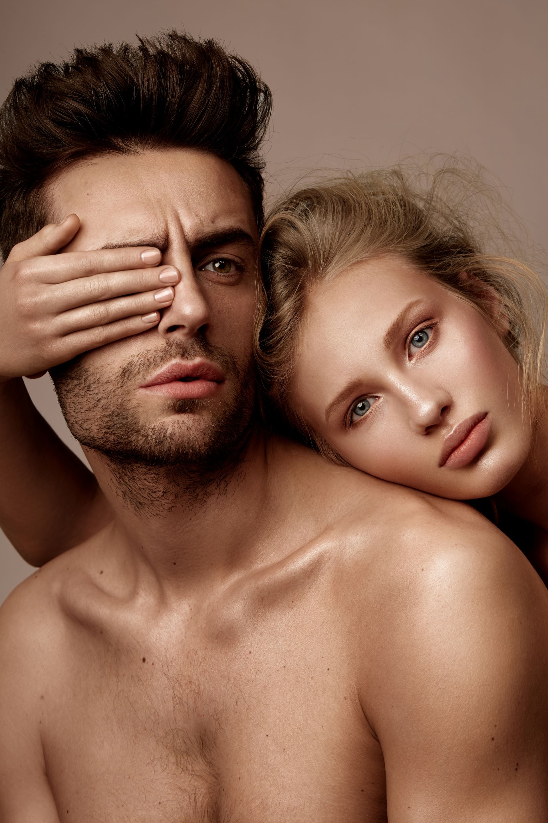 Mann und Frau, die ihm das Auge zuhält.