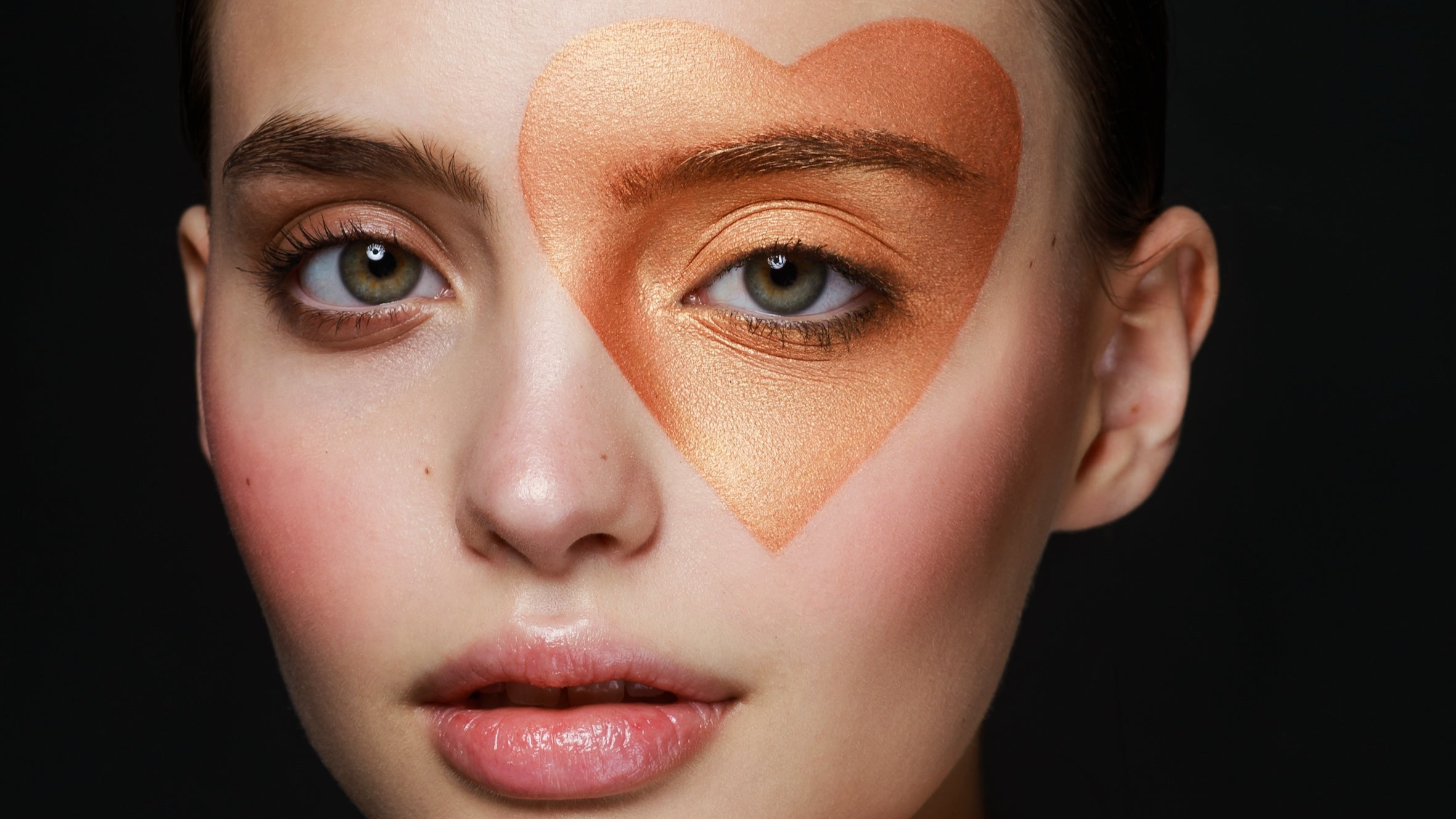 Frau mit goldenem Herz über dem Auge