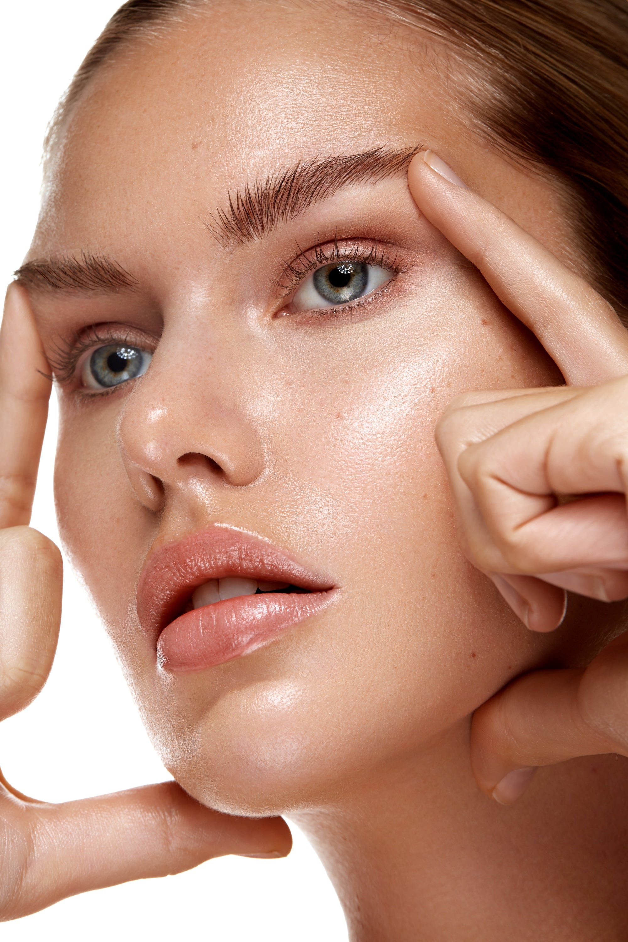 Blondes Model mit Nude Makeup by ProAcademy