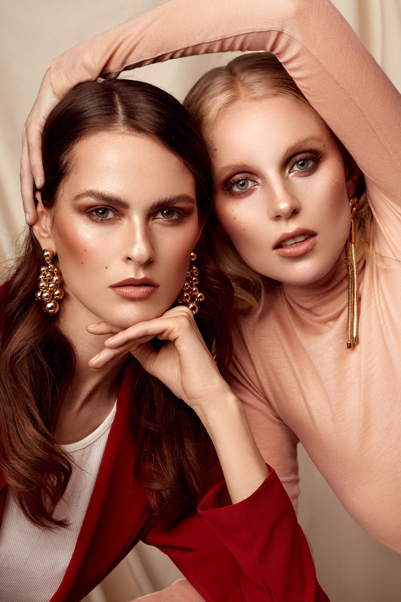 Models posieren für die Kamera, eines ist blond, das andere braunhaarig.