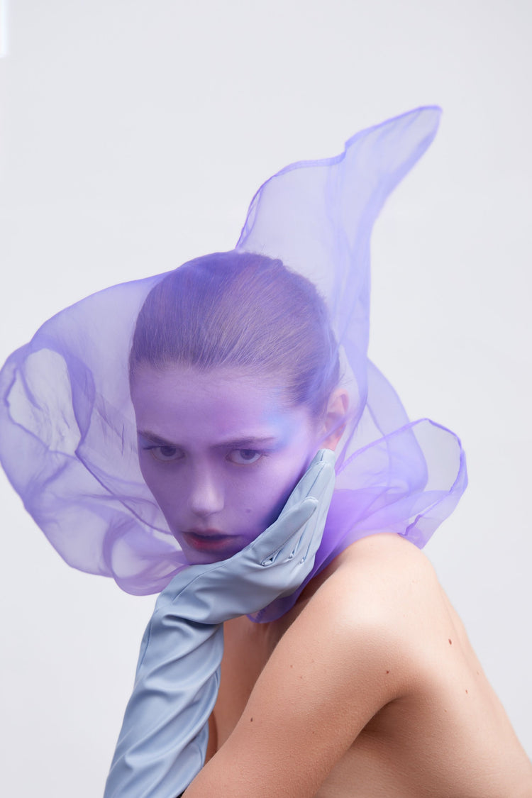 Model mit lila Schleier