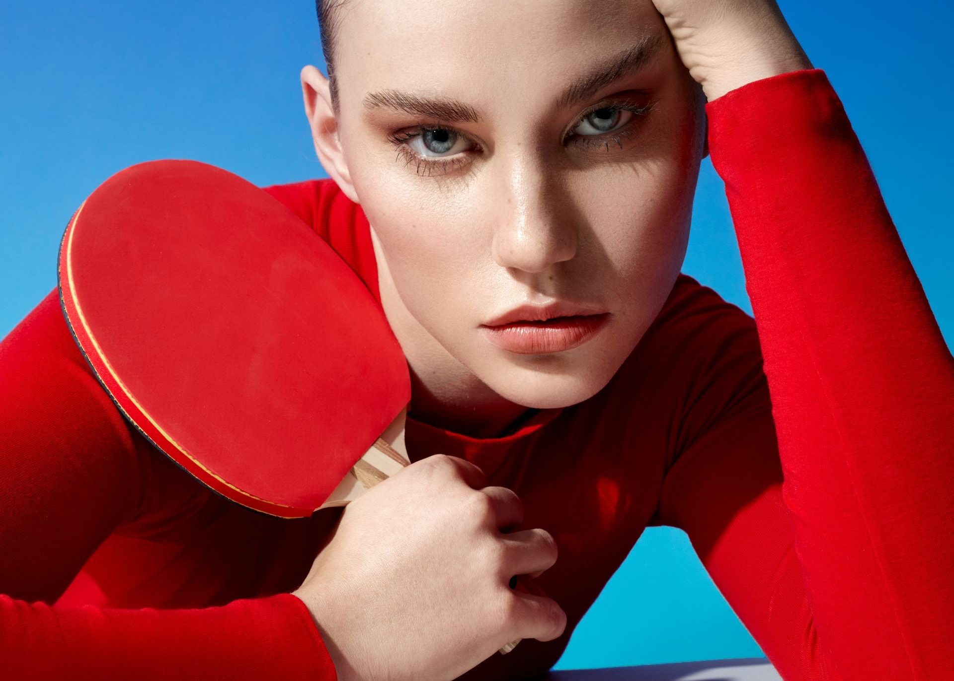 Frau in Rot vor blauem Hintergrund