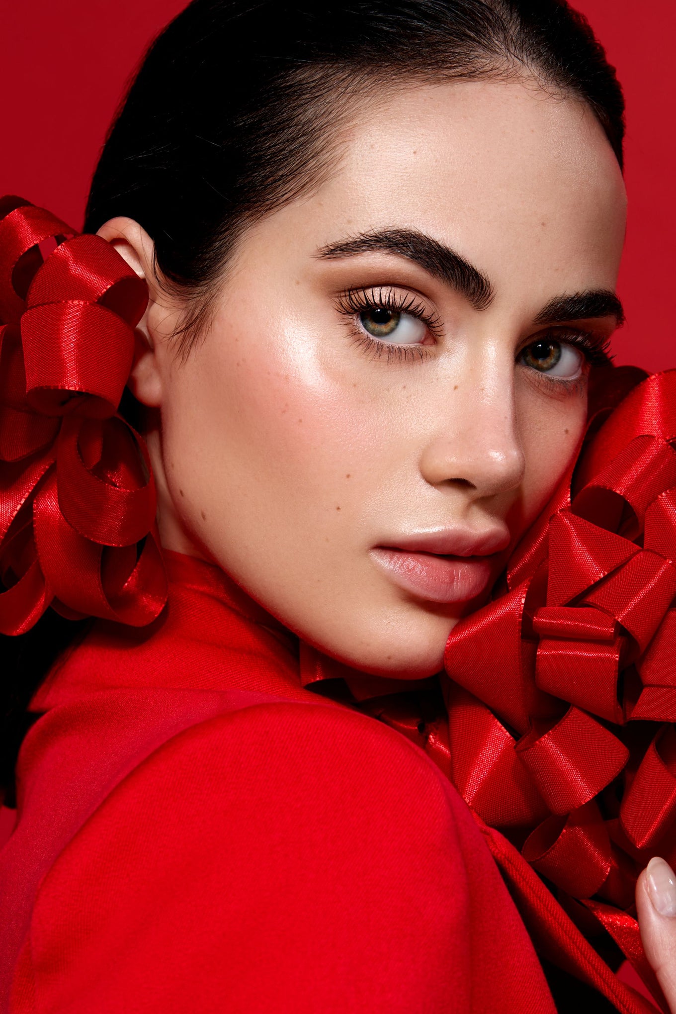 Dunkelhaarige Frau mit roter Schleife