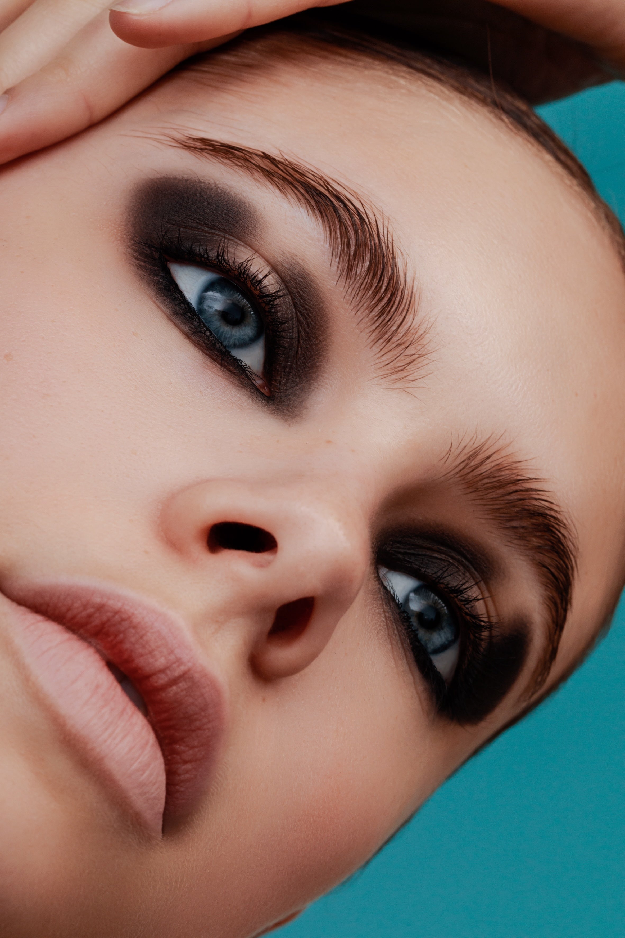 Smokey Eye Makeup Look mit Nude Lips.