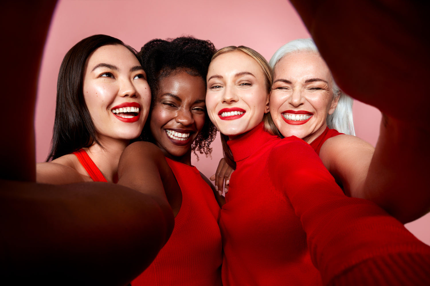 Lachende weibliche Models mit roten Lippen