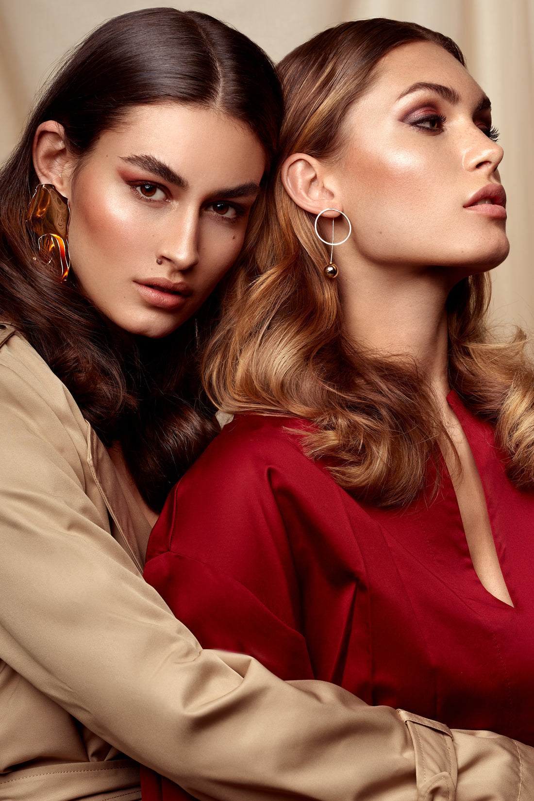 Zwei models umarmen sich und posen für die Kamera