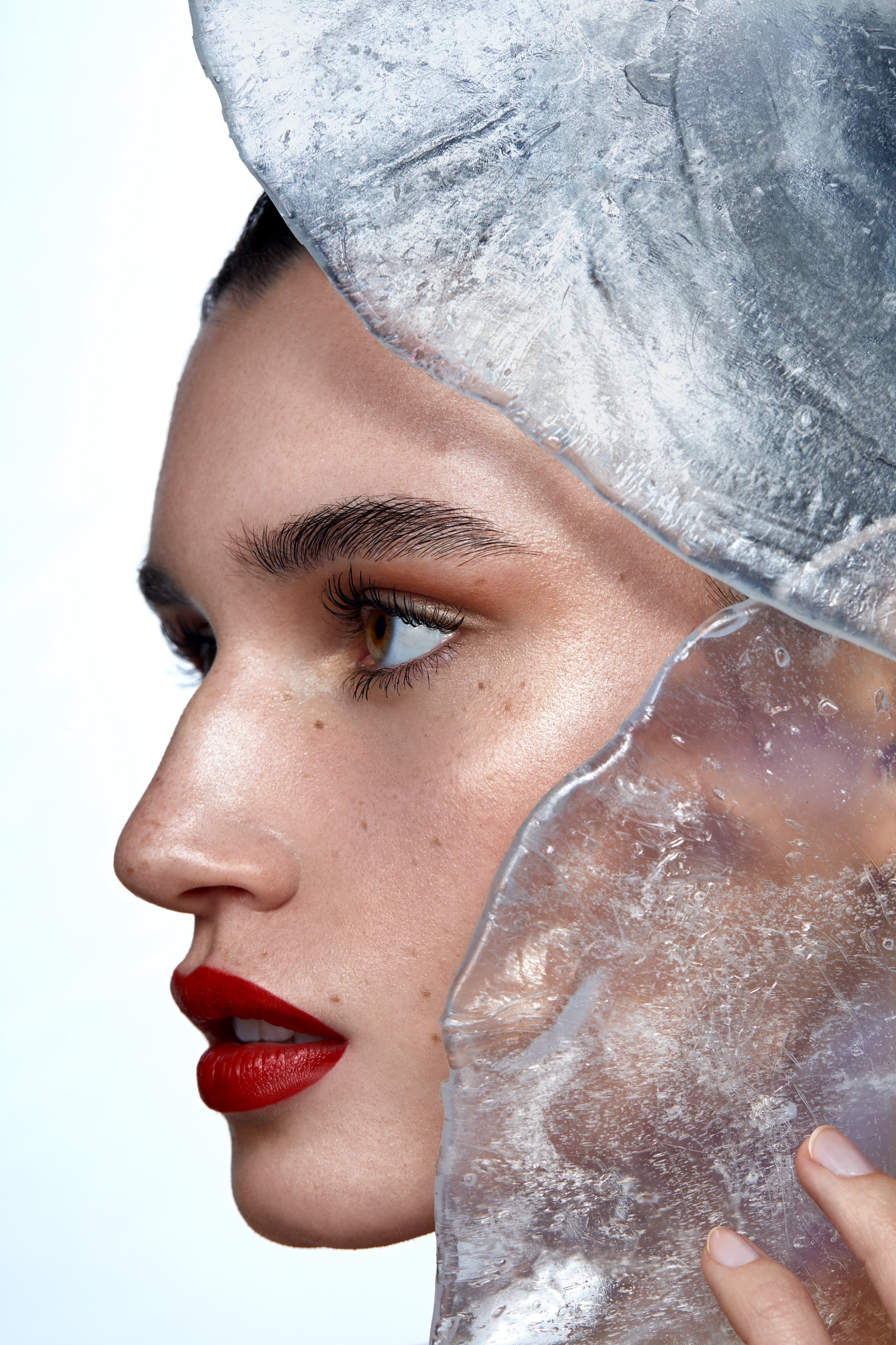 Model im eisigen Setting mit roten Lippen