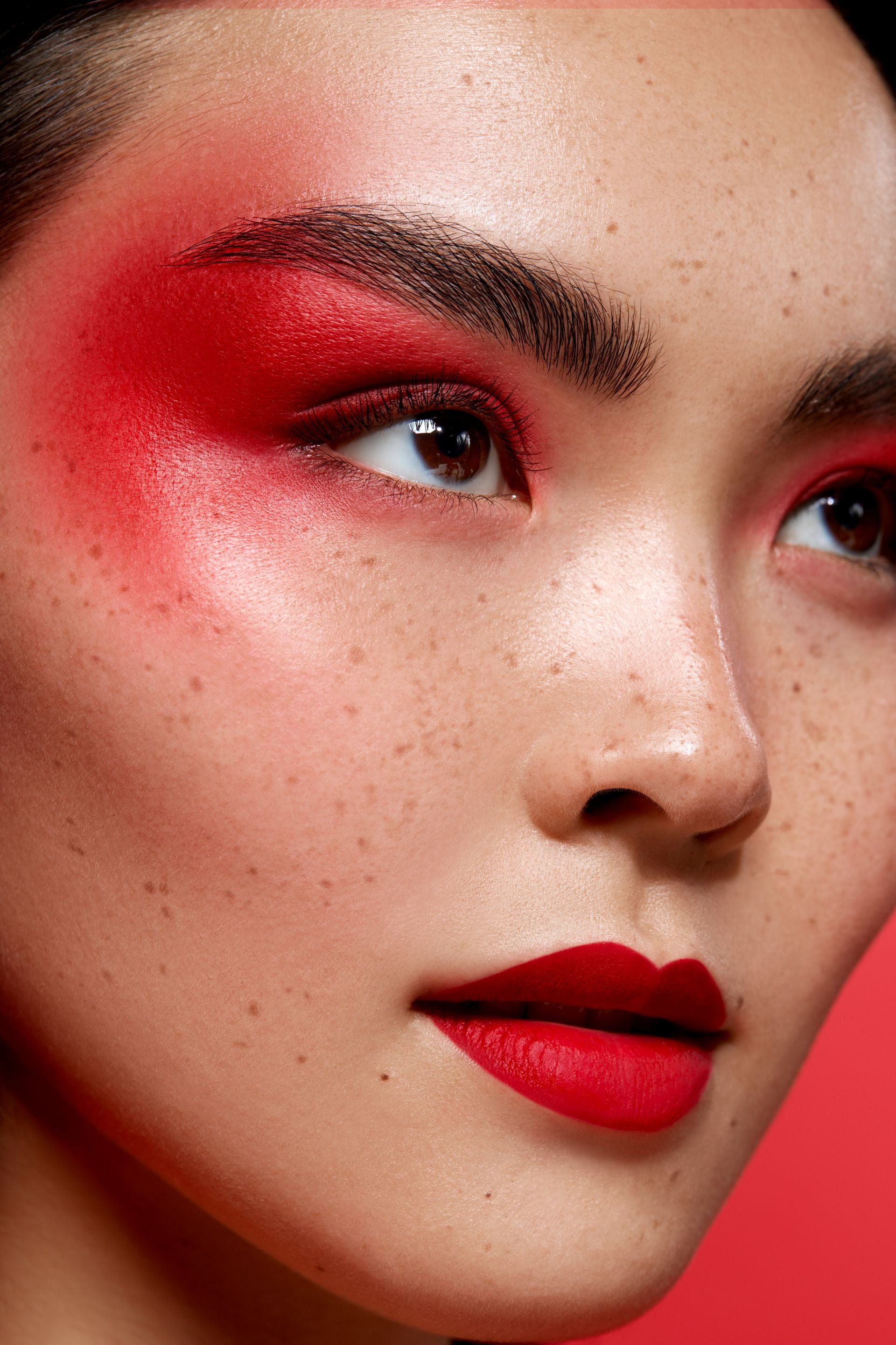 Asiatische Frau mit rotem Makeup-look